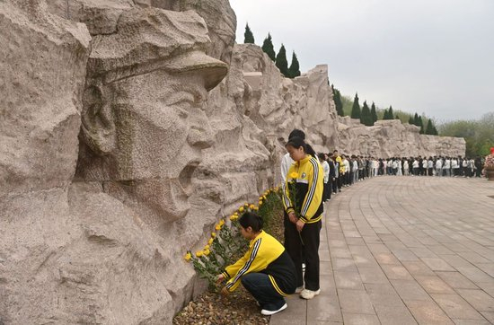  4月2日，人们在广西桂林全州县红军长征湘江战役纪念园凭吊广场给红军英烈献花。新华社记者 陆波岸 摄
