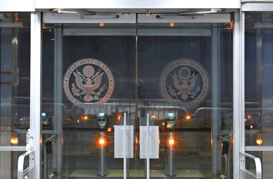  这是6月3日在美国首都华盛顿拍摄的美国国务院入口。新华社记者李睿摄