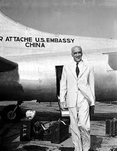 （图：站在飞机前，即将离开中国的司徒雷登。）
