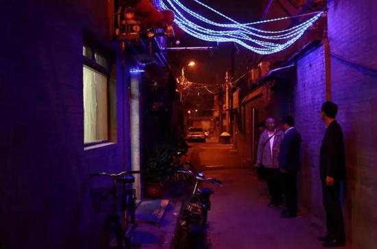 2018年4月17日，悦宾饭店外，食客在胡同里边聊天边等着排号。新京报记者 彭子洋 摄