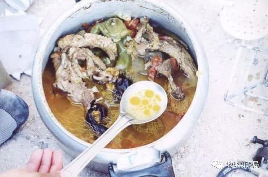 而在没有火的时候，阿拉伯人那就直接整只生吃了。