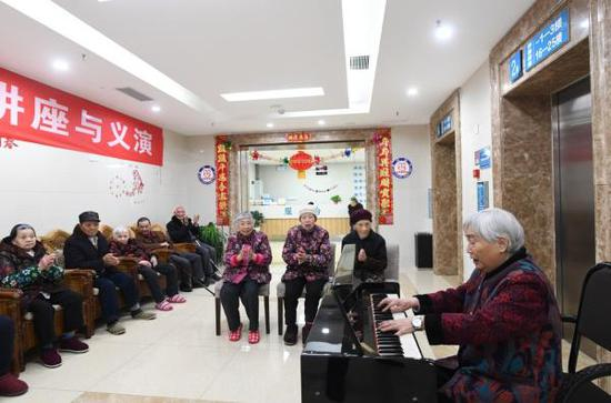 　现阶段我国的个人所得税已经初步具有了以家庭为单位进行纳税的性质，但在养老方面却仍然是以个人为单位进行税前扣除。图为2018年3月7日，88岁的皮学书（右一）在重庆市南川区宏仁医院康复托老中心弹琴。新华社 图