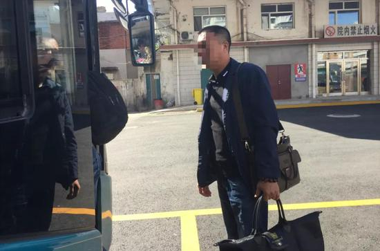 胡云爸从齐齐哈尔乘大巴去满洲里。新京报记者陶若谷&nbsp;摄