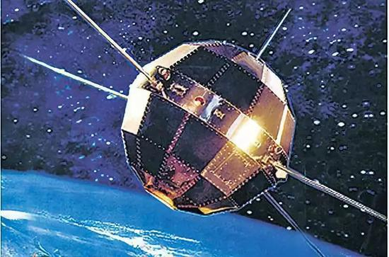  △1970年4月24日，钱学森牵头组织实施了我国第一颗人造地球卫星发射任务，成为新中国科技发展史上的一座重要里程碑。同年5月1日，钱学森同志与参加第一颗人造地球卫星工程研制的代表一起，在天安门城楼受到毛泽东、周恩来等党和国家领导人的亲切接见。