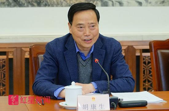 ▲十一届全国人大法律委员会主任委员胡康生。图片来源：红星新闻