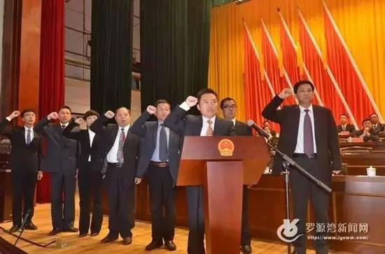  △蒋仁正（左一）在罗源县任职宣誓