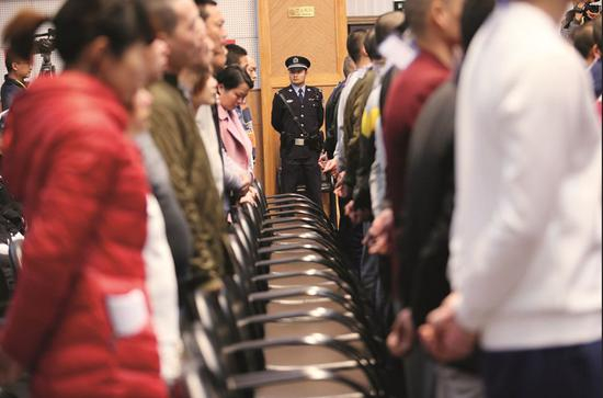  2017年1月18日，云南省昆明市，呈贡区人民法院开庭审理46人涉嫌传销案件。