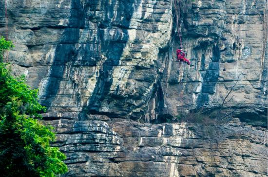 　2018年4月，页岩气开采队的队员们在云贵高原乌蒙山深处山路上前行。图/视觉中国