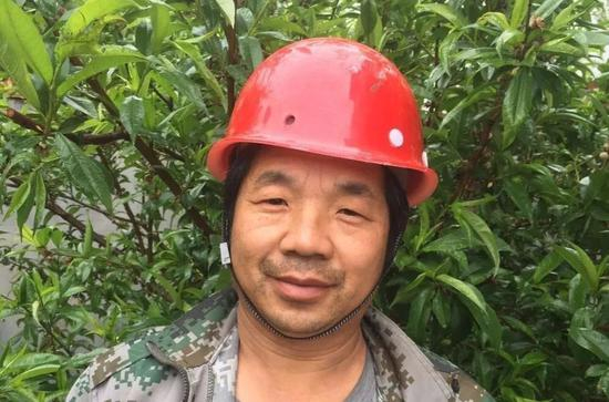 窦师傅戴着安全帽。图片来自网络