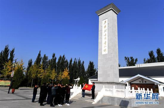10月30日，固安县马庄镇党员在林子里烈士陵园重温入党誓词。当日，河北省固安县马庄镇组织党员来到河北省爱国主义教育基地——林子里烈士陵园，开展“不忘初心、牢记使命”主题教育。新华社记者 王晓 摄