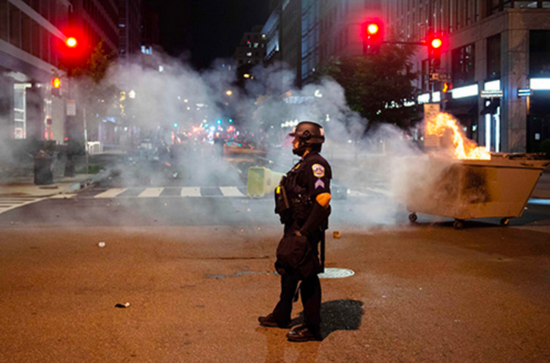 2020年5月30日，美国华盛顿，骚乱现场的一名警察。