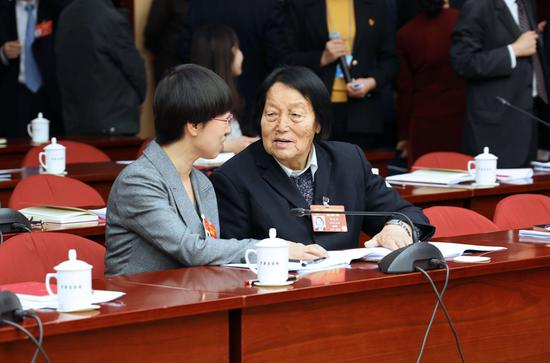 2019年3月6日，在十三届全国人大二次会议山西代表团会议间隙，申纪兰（右）与王雅丽代表交流。 新华社记者 殷刚/摄