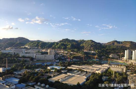  现在从李晓家里看到的兰州生物药厂，受访者供图。