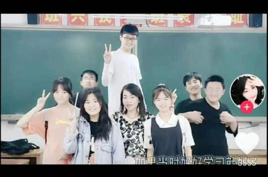  抖音视频里，姚老师（中）和学生们的相处瞬间
