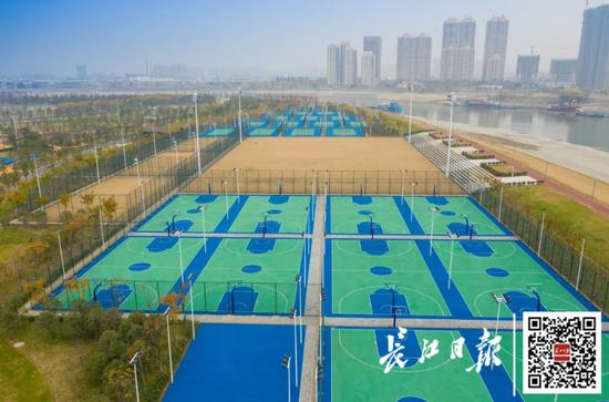  航拍汉阳汉江江滩的足球场、篮球场、网球场。记者任勇 摄