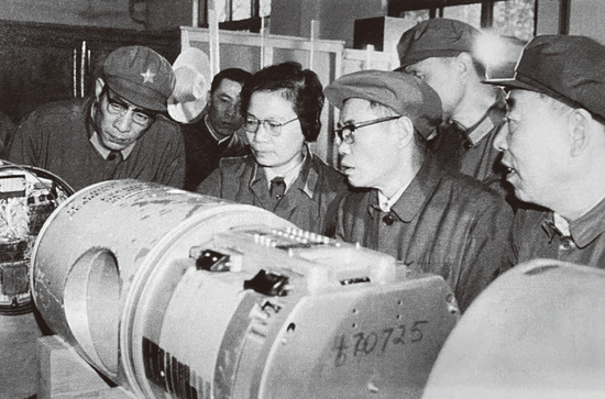  ·彭士禄（前右二）与聂力（中）在工厂调研。