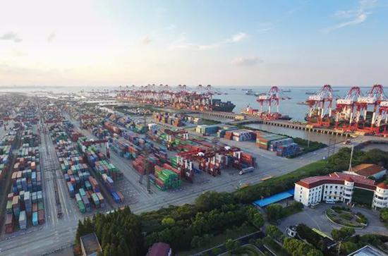 上海外高桥码头。图|新华社