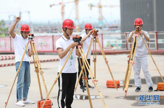 在四川成都天府国际机场T2航站楼施工现场，青年团员进行水准仪调校技能比赛（2019年4月29日摄）。新华社记者 江宏景 摄