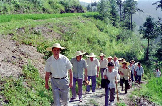 △1989年7月，时任宁德地委书记的习近平同志徒步深入下党乡调研。（资料图片）