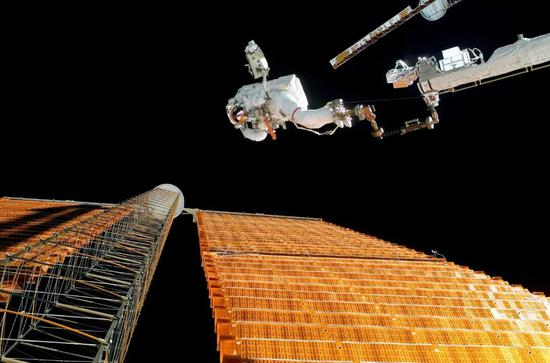 NASA宇航员对国际空间站的一个太阳能电池阵列进行维护。图/IC