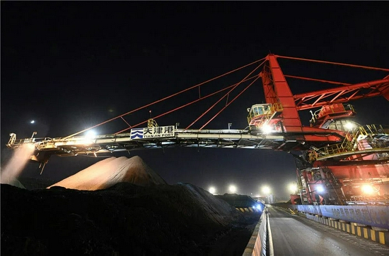  这是10月11日拍摄的天津港煤码头夜间作业一景。新华社记者 李然 摄