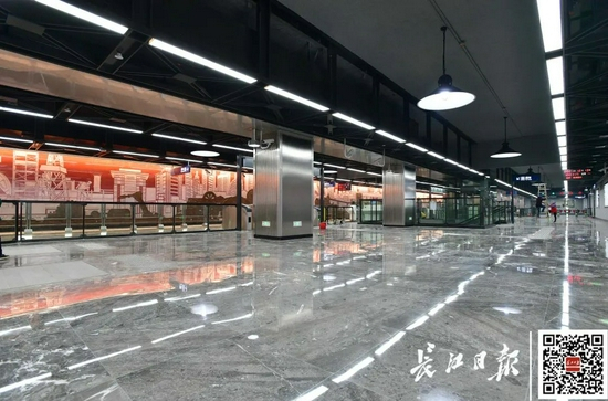 各种钢铁元素、管道阀门造型打造出一个极具工业化风采的站厅。记者李永刚 摄