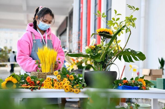 2021年11月23日，参赛选手在贵州省龙里县中等职业学校参加艺术插花比赛。新华社记者 杨文斌 摄