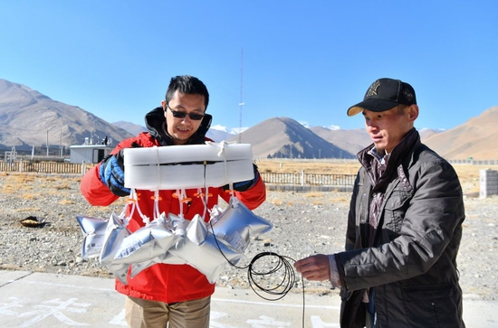  在中国科学院珠穆朗玛大气与环境综合观测研究站，科考队员利用科学仪器采集空气中的温室气体（5月10日摄）。新华社记者 晋美多吉 摄
