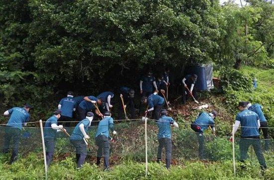  · 韩国警方在接到报案后，在山上展开大规模搜查。