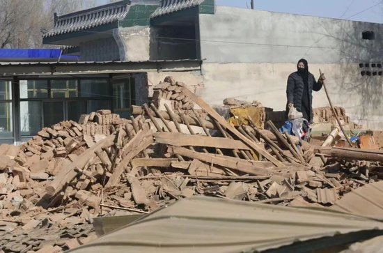  佘志福家在地震中坍塌的房子