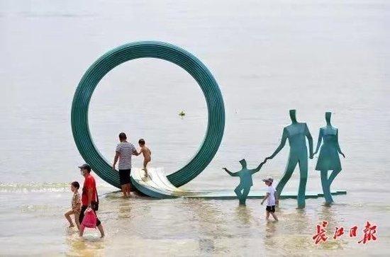 2020年6月，武汉汉口江滩旁的“一家三口”雕像。记者喻志勇 摄
