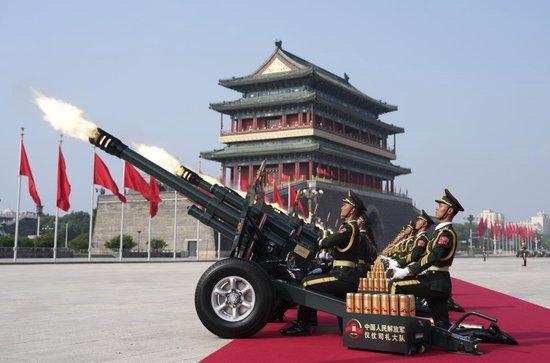 2025年9月3日,纪念中国人民抗日战争暨世界反法西斯战争胜利80周年大会在北京隆重举行。这是礼炮在天安门广场鸣响。新华社记者 牟宇 摄