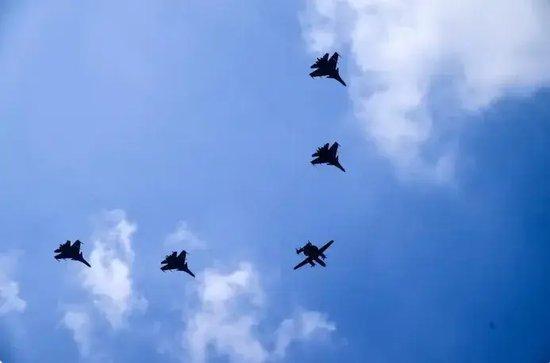 预警指挥机梯队在九三阅兵接受检阅。（图源：新华社）