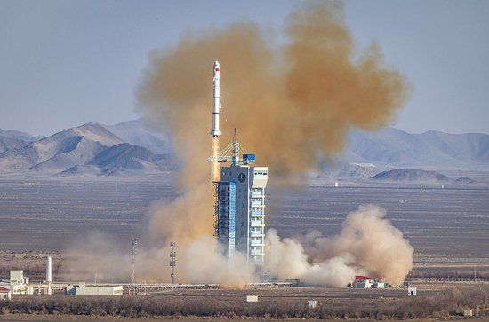 　　1月15日12时01分，中国在酒泉卫星发射中心使用长征二号丙运载火箭成功将阿尔及利亚遥感三号卫星A星发射升空，卫星顺利进入预定轨道。 （视觉中国）