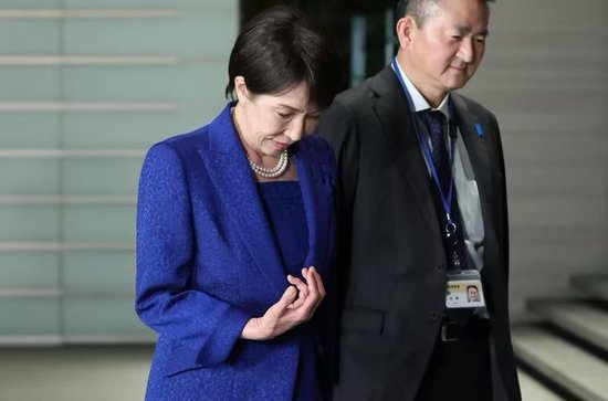  高市早苗1月31日抵达首相官邸时查看右手情况 图自日媒