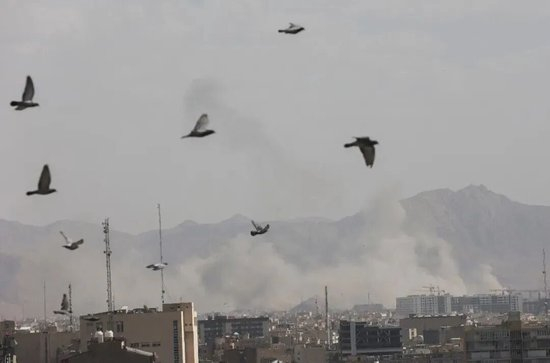 2月28日在伊朗首都德黑兰市区拍摄的浓烟&nbsp;图：新华社