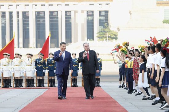 　　5月12日下午，国家主席习近平在北京人民大会堂同来华进行国事访问的塔吉克斯坦总统拉赫蒙举行会谈。这是会谈前，习近平在人民大会堂东门外广场为拉赫蒙举行欢迎仪式。新华社记者 黄敬文 摄