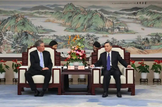 8月28日下午，浙江省省长刘捷在杭州会见了美国联邦参议员戴安斯一行。图片来源：浙江发布