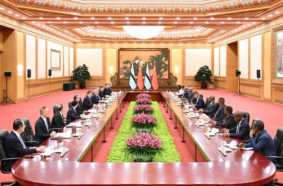 10月13日下午，国家主席习近平在北京人民大会堂同来华进行国事访问的博茨瓦纳总统博科举行会谈。新华社记者 李响 摄