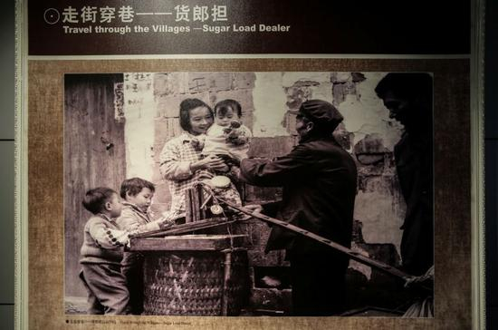 浙江义乌，走街串巷的货郎担（翻拍于中国小商品城发展历史陈列馆）。新京报记者彭子洋 摄