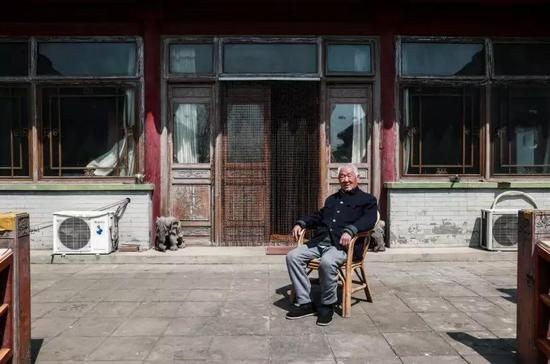 4月16日，悦宾饭店的创始人郭培基现在在小汤山的一处四合院修养。饭店的生意完全由孩子们打理。新京报记者 彭子洋 摄