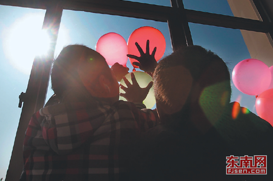 晋江育婴院每年都会收到社会各界爱心人士的捐助，每到周末很多市民开着车来到这里，带来孩子们日常所需的物品，陪着孩子们学习、游戏。　　福建日报记者　王毅　摄