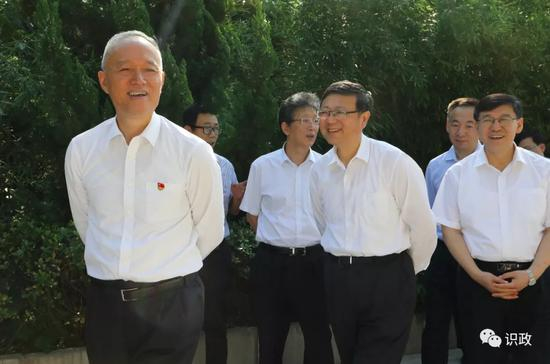 市领导一路步行察看首钢园区