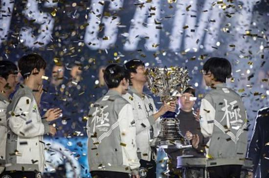 　　▲11月3日，韩国仁川。2018英雄联盟全球总决赛IG 3-0 FNC， IG战队斩获冠军，创中国俱乐部历史。图片：视觉中国。