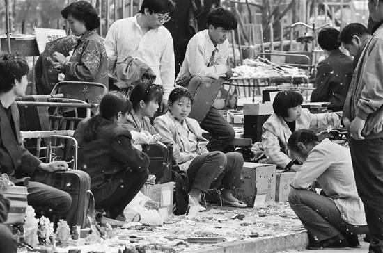 △ &nbsp;1996年，北京，什剎海的旧货地摊，这里多是外地摊主。