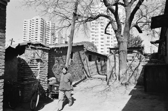 　　△&nbsp;1996年，北京，一条即将消失的胡同，将改建成像后方高楼一样的现代化楼房。后方的高楼之前也是胡同。