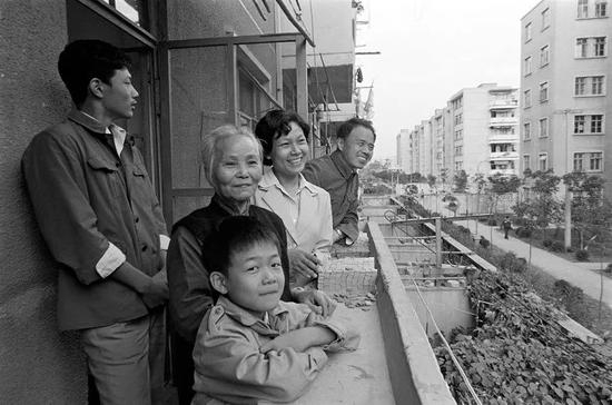 △ 1984年，苏州，一家三代人的新居所。新型公寓开始出现。