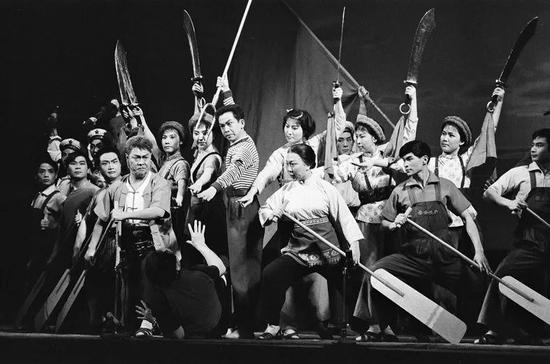 △ 1976年，上海，上海京剧团正排演革命现代戏《战海浪》。