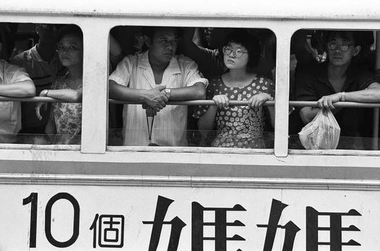 △ 1993年，上海，挤公交的上班族。