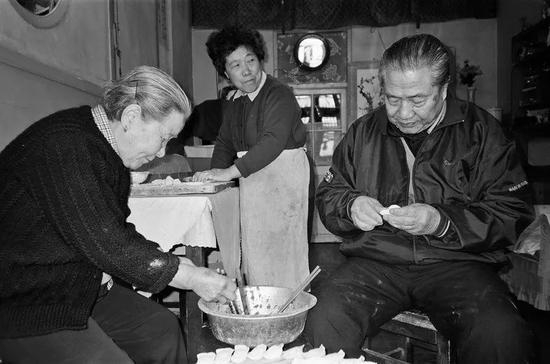 △ &nbsp;1996年，北京，一对老夫妻在客厅包饺子，从擀面皮、剁肉馅、包饺子都自己来，很少下馆子。